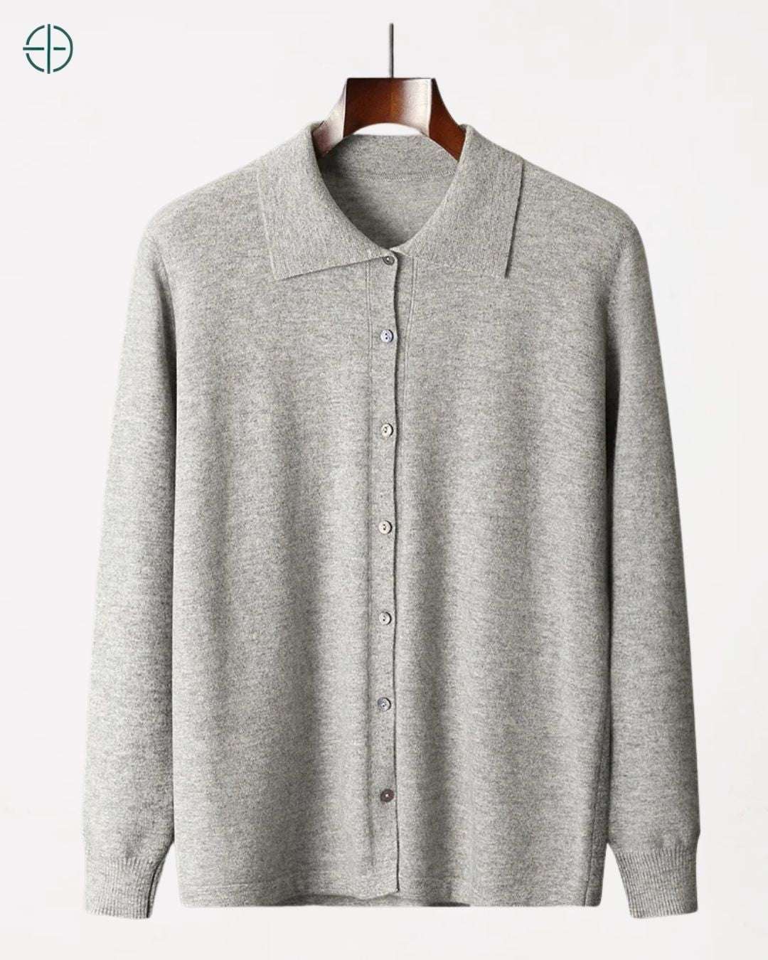 Vista frontal da blusa em 100% caxemira, totalmente abotoada, para uma silhueta elegante.

