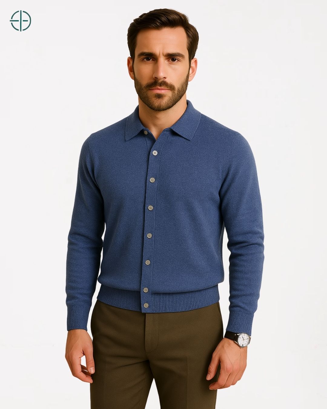 A estrutura da barra inferior da blusa, que garante um caimento nobre em caxemira.

