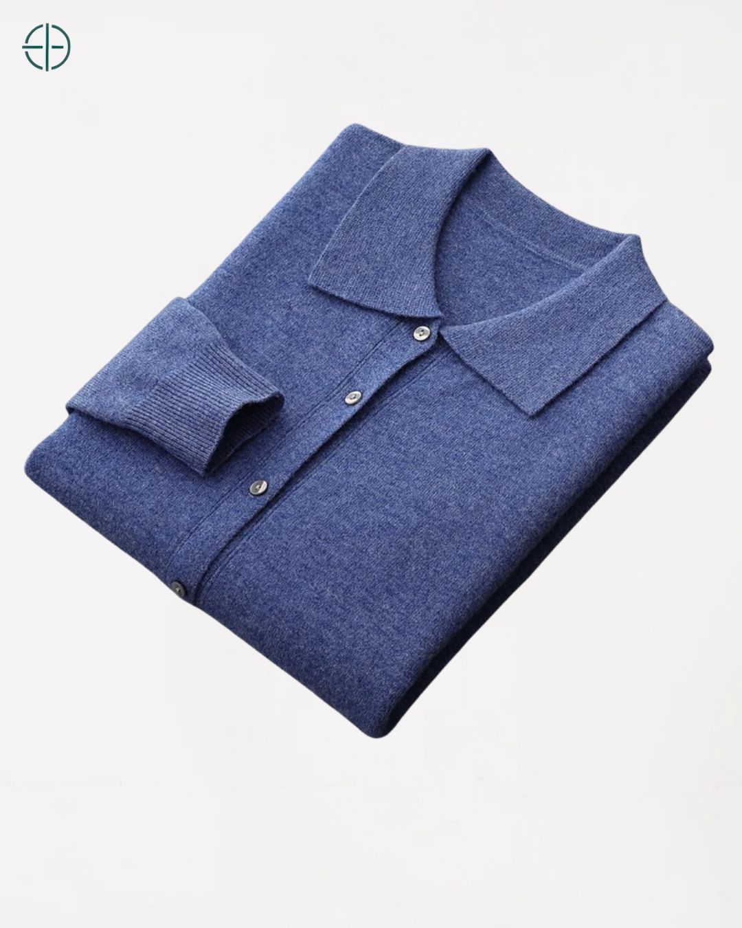 Blusa de caxemira dobrada, evidenciando a maciez e o volume luxuoso do tecido.

