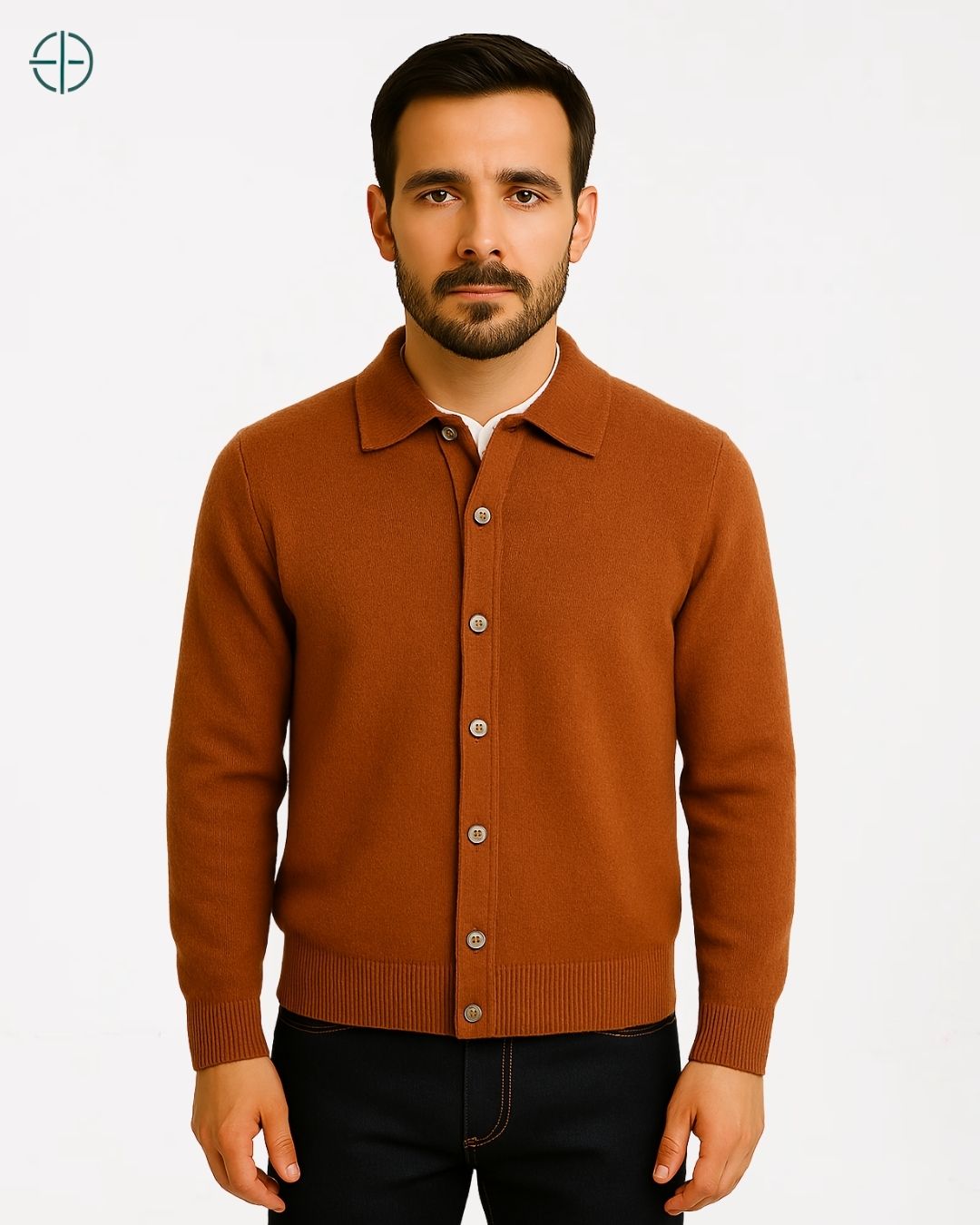 Peça pendurada em cabide de luxo, com foco total no design da blusa de caxemira.

