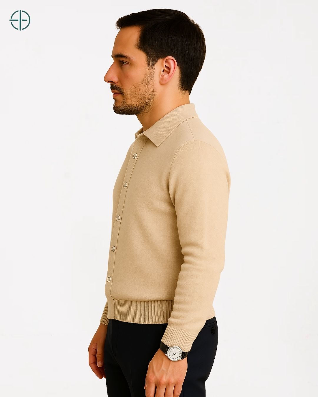 Blusa de caxemira isolada em fundo branco para apreciação de todos os detalhes.

