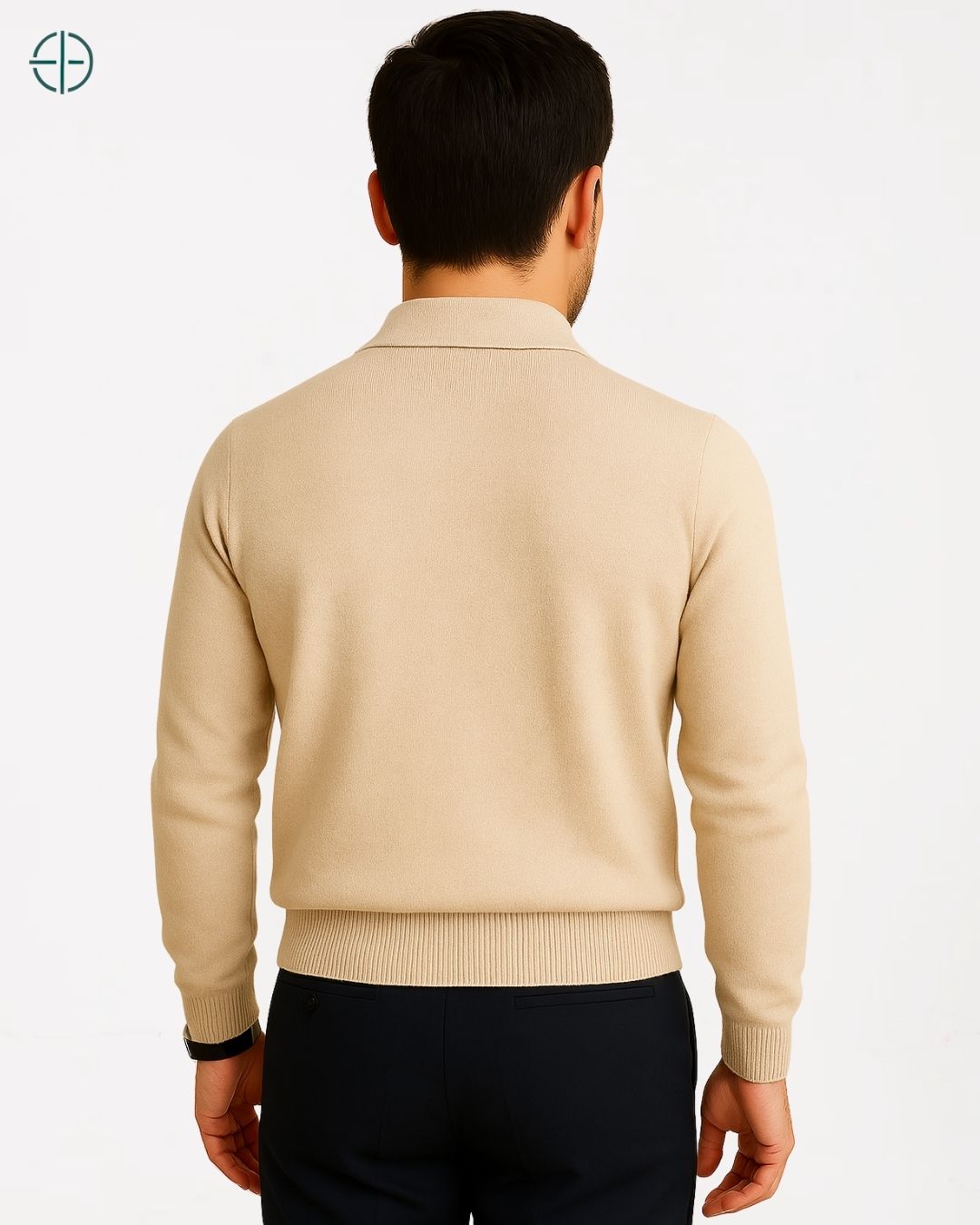 A plaqueta de botões aberta, demonstrando a versatilidade da blusa como cardigan.

