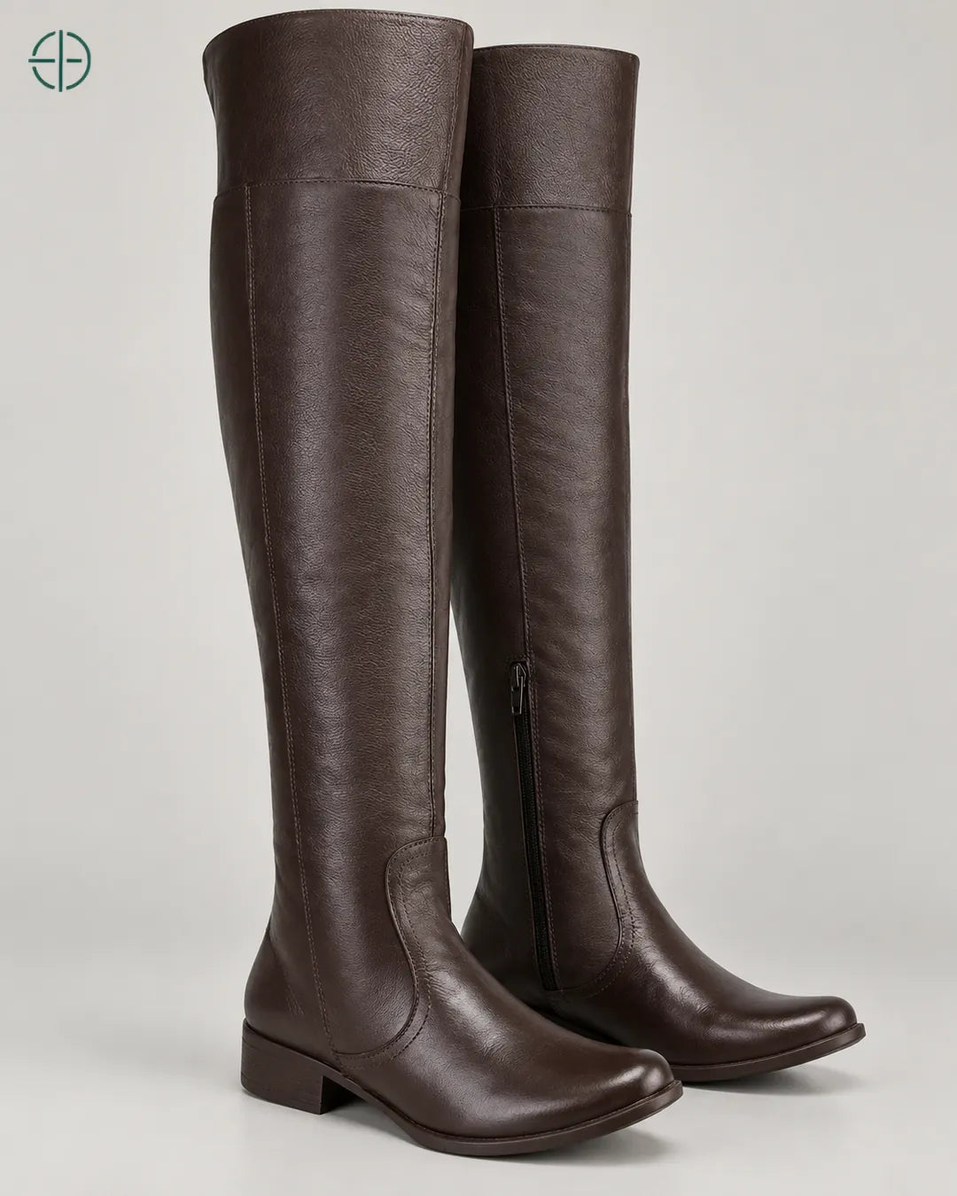 Bota Feminina Montaria Cano Alto Meio Zíper | Couro Legitimo, cor Marrom, Par de botas em três quartos de frente, em estúdio profissional com fundo cinza ostra.