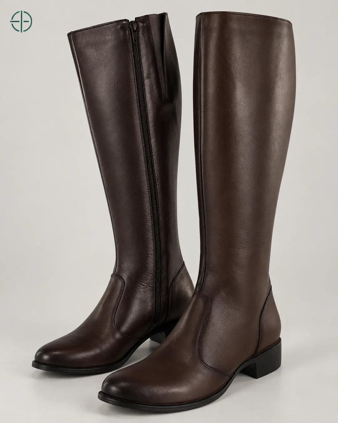 Bota Montaria Couro Legítimo Feminino, variante Marrom, aparência marrom chocolate escuro, Par de botas em três quartos de frente, em estúdio profissional com fundo cinza ostra.