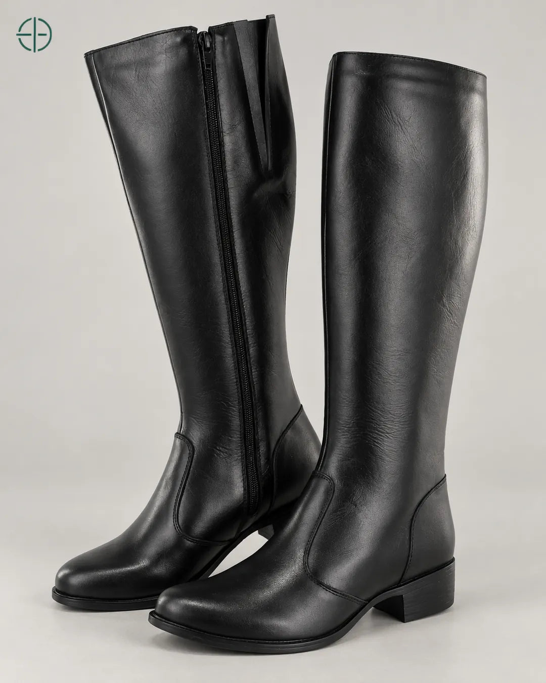 Bota Montaria Couro Legítimo Feminino, cor Preto, Par de botas em três quartos de frente, em estúdio profissional com fundo cinza ostra.