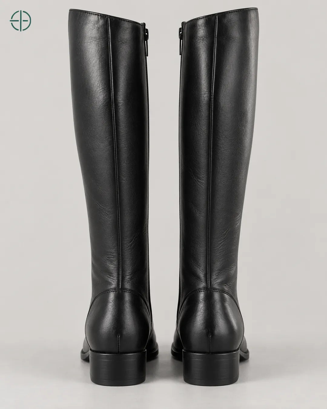 Bota Montaria Couro Legítimo Feminino, cor Preto, Par de botas de costas, em estúdio profissional com fundo cinza ostra.