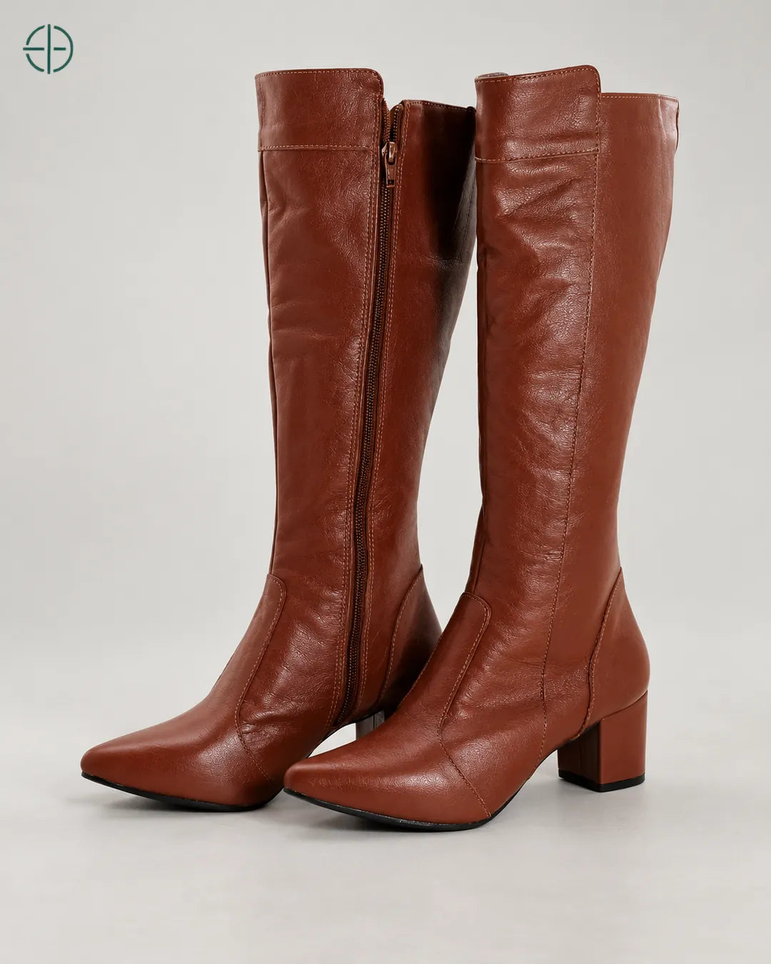 Bota Montaria Feminina Cano Alto Zíper Total | Couro Legitimo, cor Marrom, Par de botas em três quartos de frente, em estúdio profissional com fundo cinza ostra.