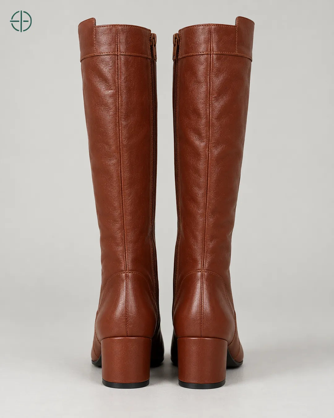 Bota Montaria Feminina Cano Alto Zíper Total | Couro Legitimo, cor Marrom, Par de botas de costas, em estúdio profissional com fundo cinza ostra.