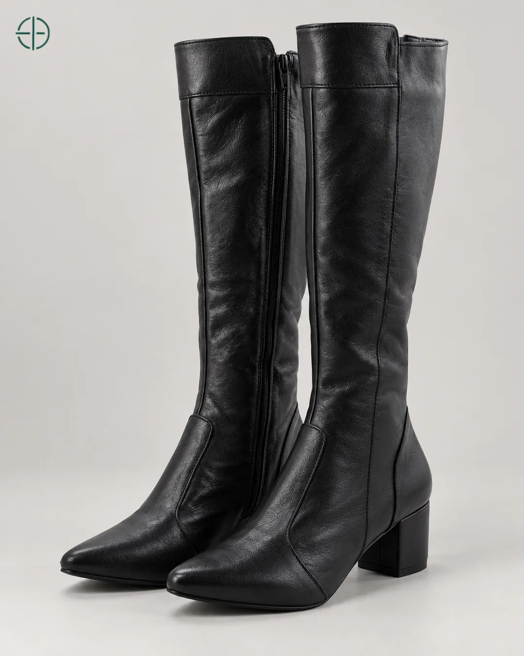 Bota Montaria Feminina Cano Alto Zíper Total | Couro Legitimo, cor Preto, Par de botas em três quartos de frente, em estúdio profissional com fundo cinza ostra.