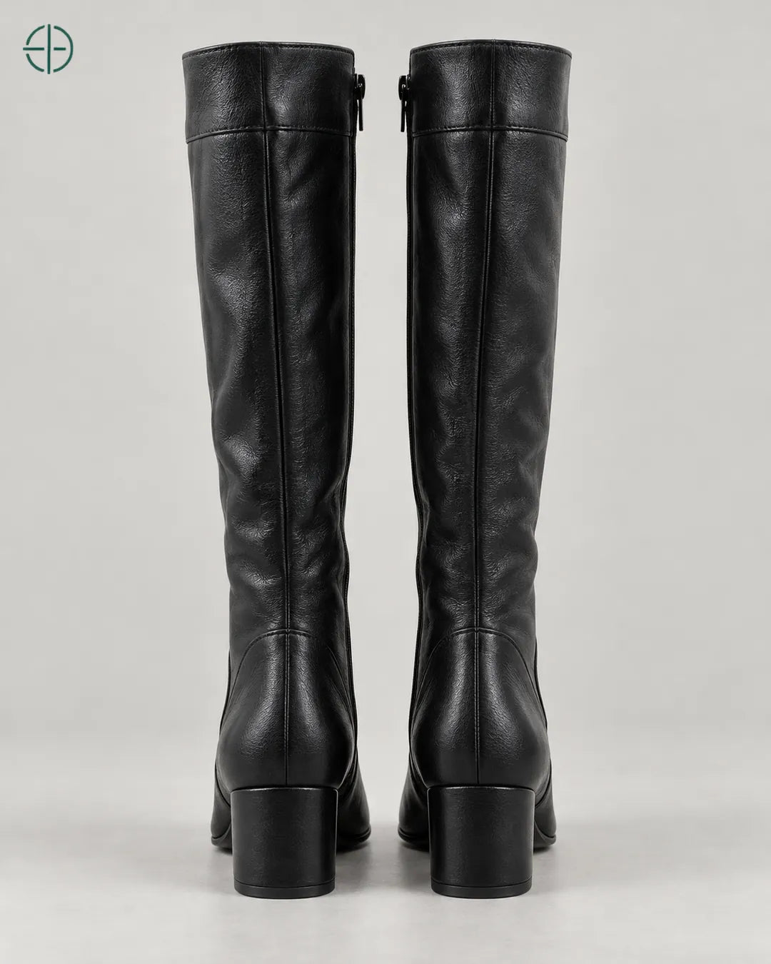 Bota Montaria Feminina Cano Alto Zíper Total | Couro Legitimo, cor Preto, Par de botas de costas, em estúdio profissional com fundo cinza ostra.