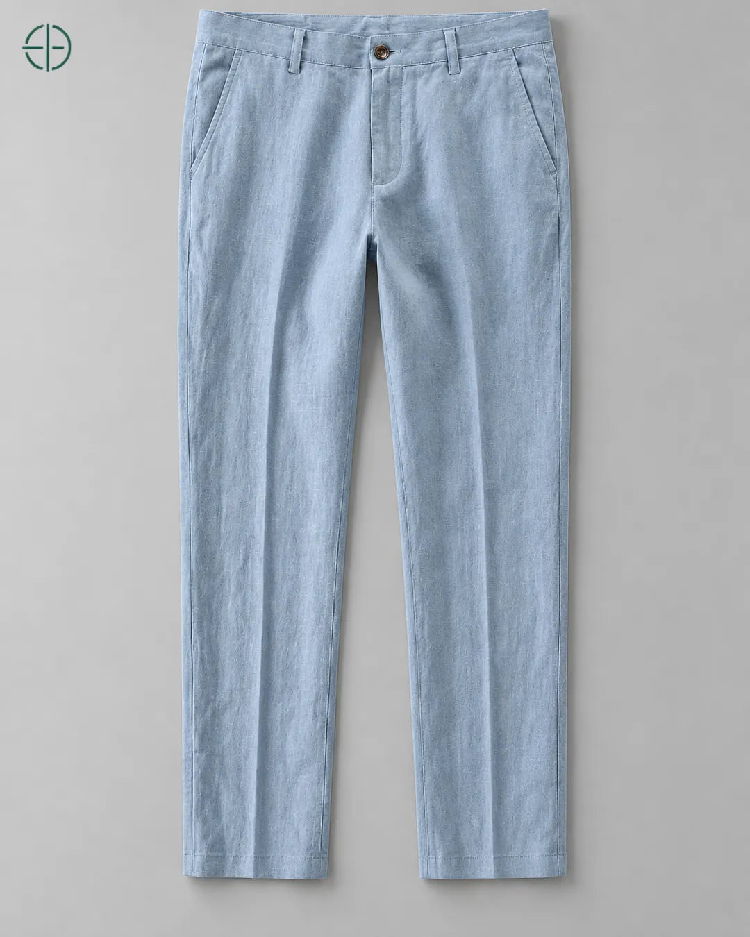 Calça 100% Linho Belga Masculina, cor Azul Claro, produto isolado de frente, em estúdio profissional com fundo cinza ostra.