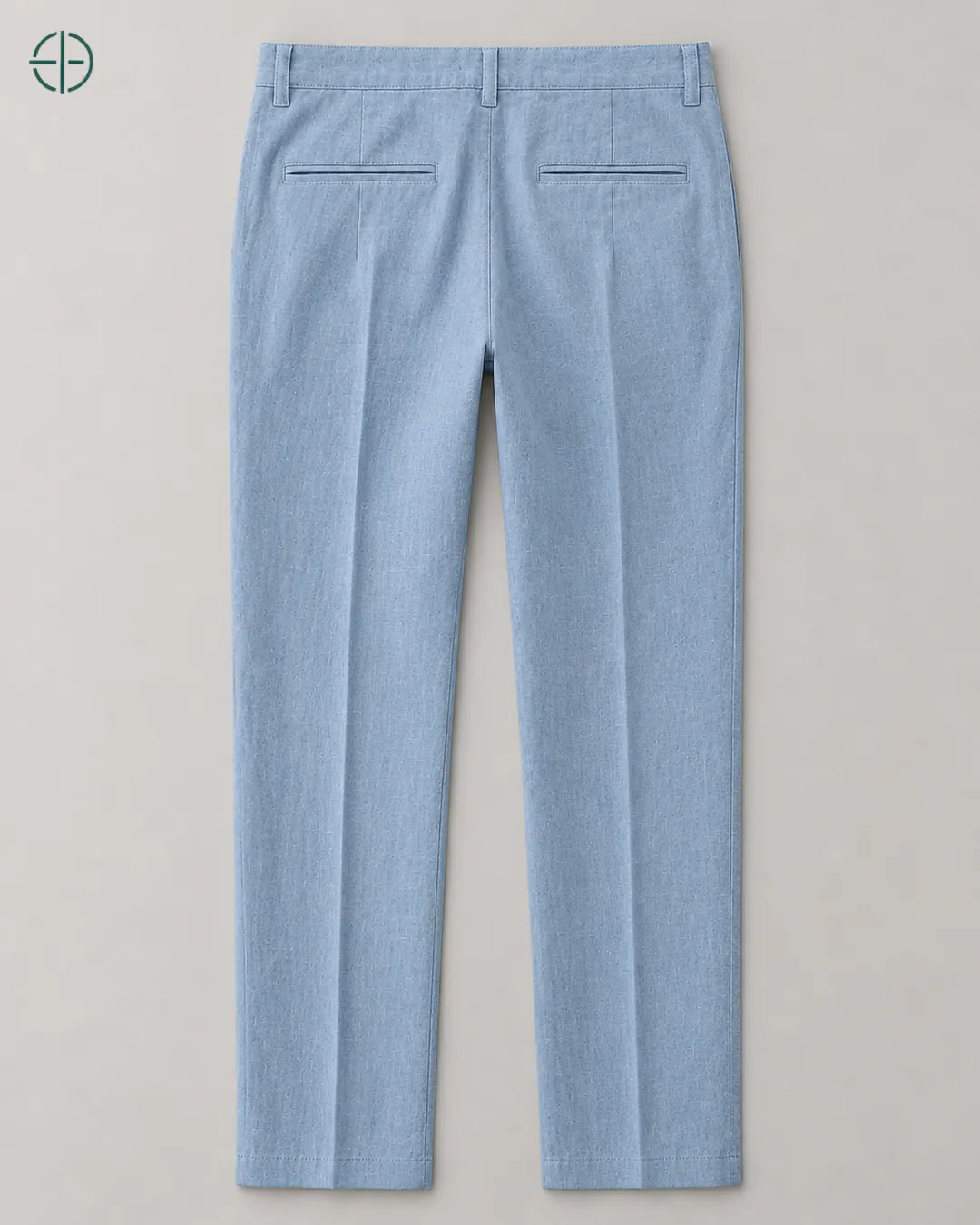 Calça 100% Linho Belga Masculina, cor Azul Claro, produto estendido no chão, câmera vertical, vista traseira. Fotografia de produto Rest Money.