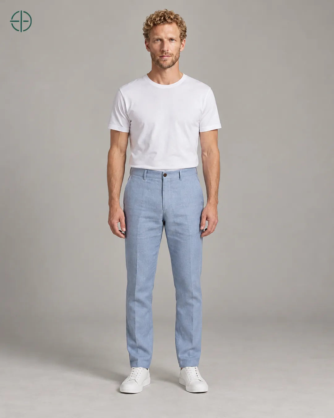 Calça 100% Linho Belga Masculina, cor Azul Claro, modelo usando de frente, em estúdio profissional com fundo cinza ostra.