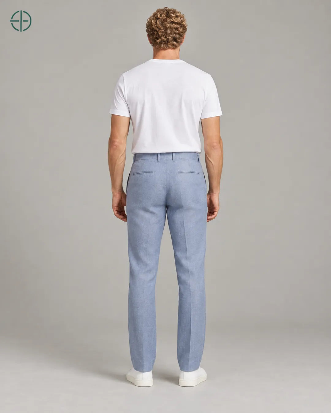 Calça 100% Linho Belga Masculina, cor Azul Claro, mesmo modelo e roupa de costas, em estúdio profissional com fundo cinza ostra.