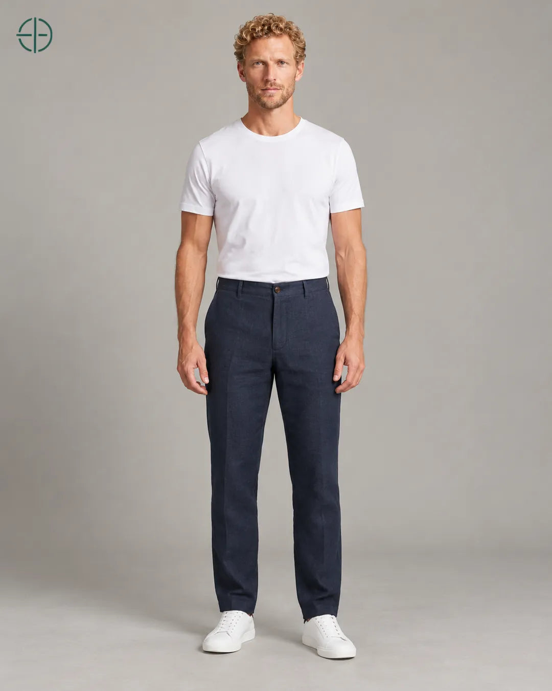 Calça 100% Linho Belga Masculina, cor Azul Marinho, modelo usando de frente, em estúdio profissional com fundo cinza ostra.