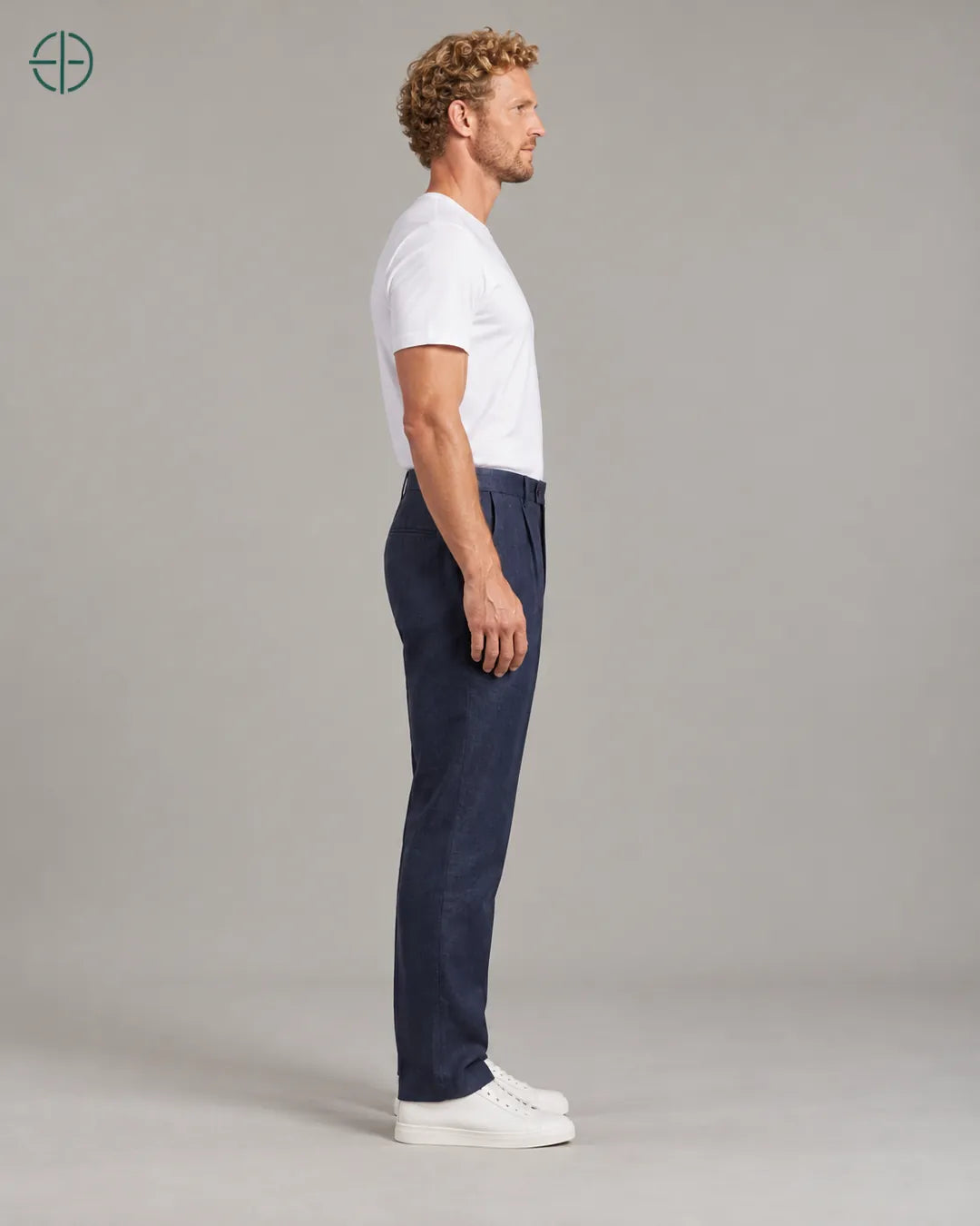Calça 100% Linho Belga Masculina, cor Azul Marinho, mesmo modelo e roupa de lado, em estúdio profissional com fundo cinza ostra.