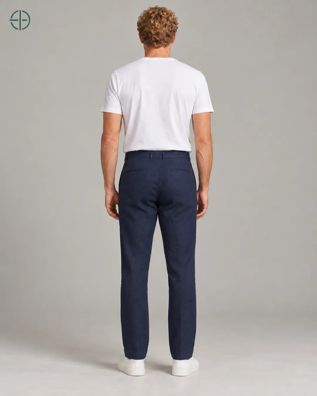 Calça 100% Linho Belga Masculina, cor Azul Marinho, mesmo modelo e roupa de costas, em estúdio profissional com fundo cinza ostra.