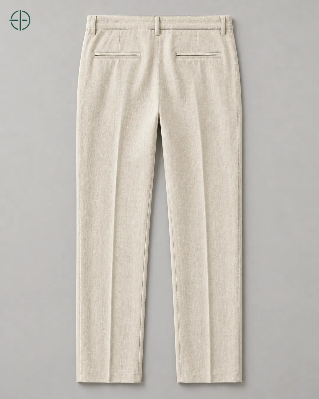 Calça 100% Linho Belga Masculina, cor Bege, produto estendido no chão, câmera vertical, vista traseira. Fotografia de produto Rest Money.