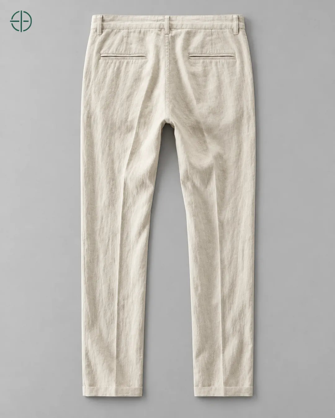 Calça 100% Linho Belga Masculina, cor Bege, produto isolado de costas, em estúdio profissional com fundo cinza ostra.