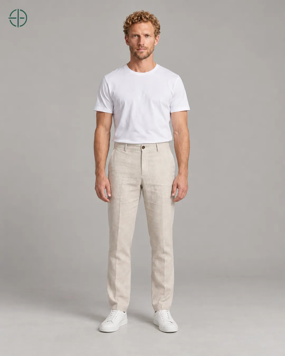 Calça 100% Linho Belga Masculina, cor Bege, modelo usando de frente, em estúdio profissional com fundo cinza ostra.