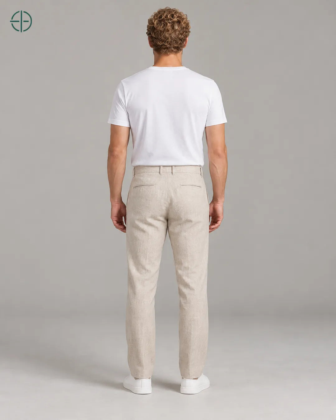 Calça 100% Linho Belga Masculina, cor Bege, mesmo modelo e roupa de costas, em estúdio profissional com fundo cinza ostra.