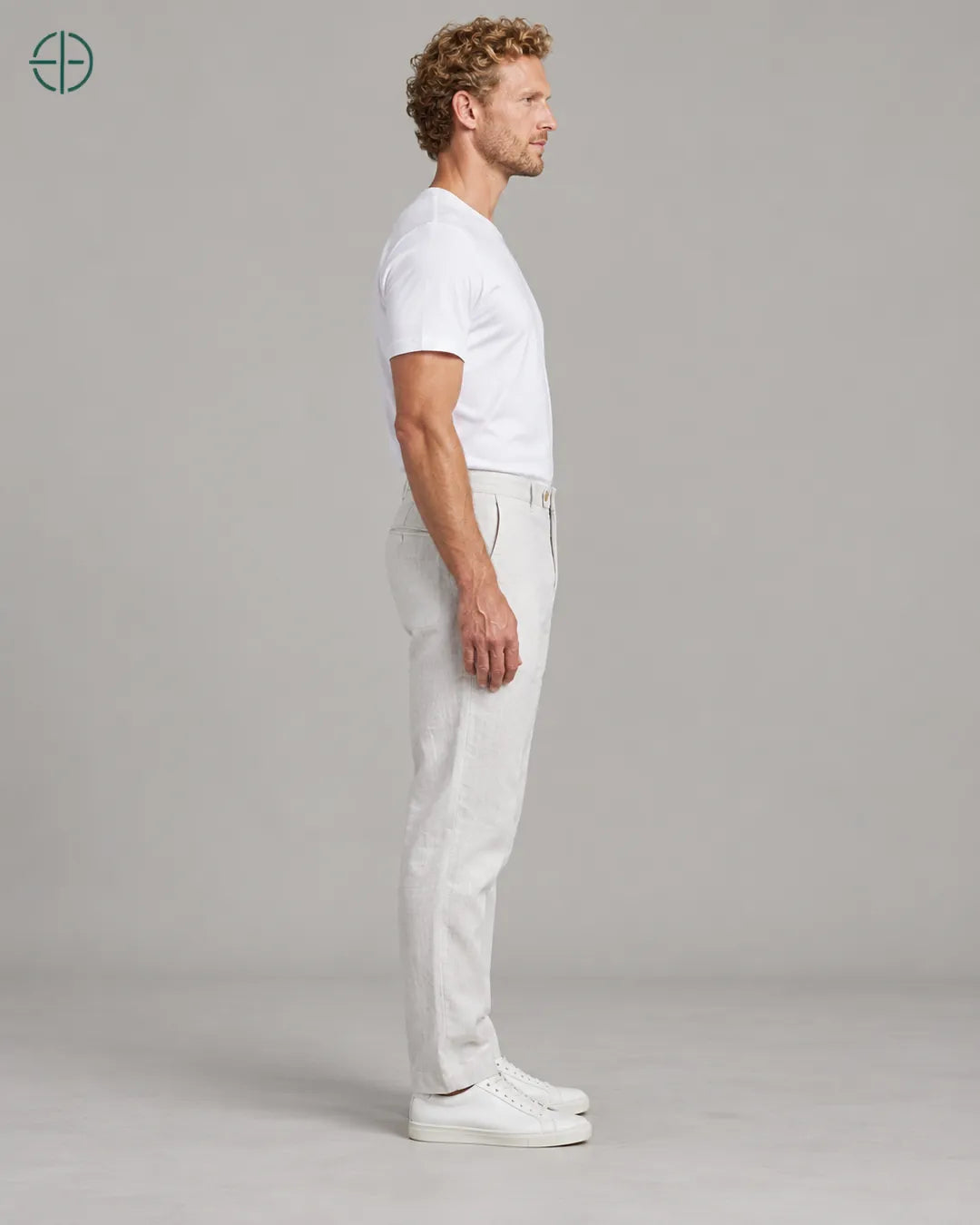 Calça 100% Linho Belga Masculina, cor Branco, mesmo modelo e roupa de lado, em estúdio profissional com fundo cinza ostra.