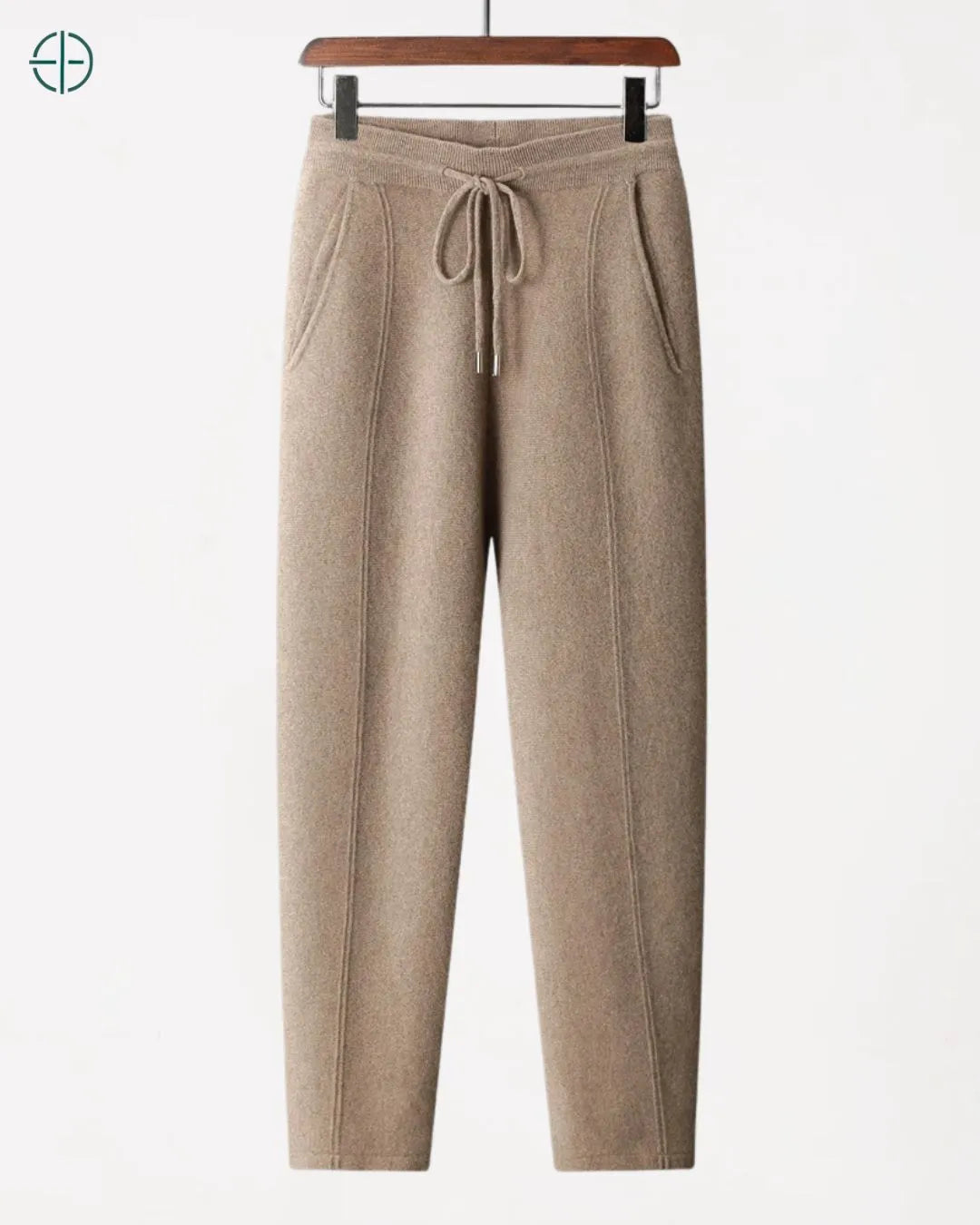 Calça de caxemira masculina bege da Rest Money, vista de frente com cordão na cintura.

