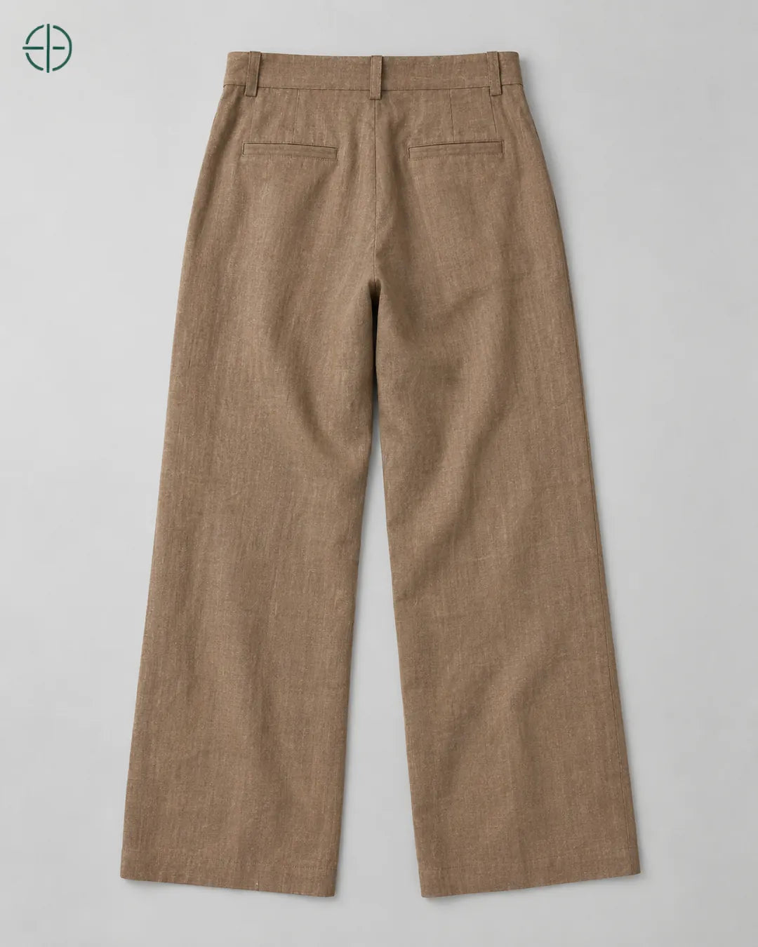 Calça Feminina 100% Linho, cor Marrom, produto isolado de costas, em estúdio profissional com fundo cinza ostra.