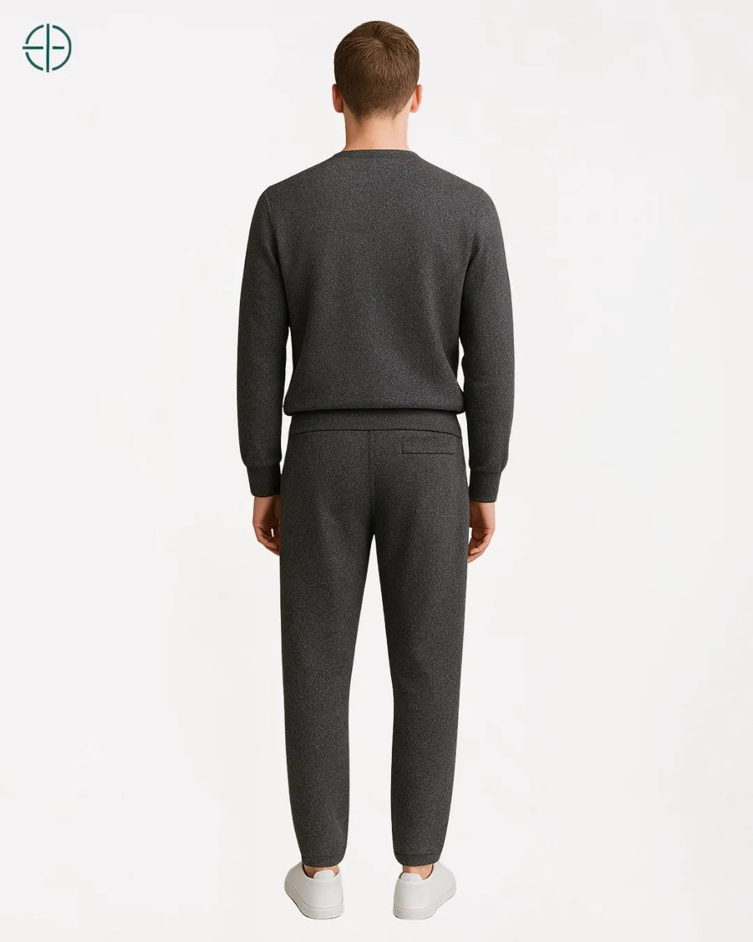 Vista em ângulo 3/4 da calça masculina de caxemira, destacando seu volume e forma.

