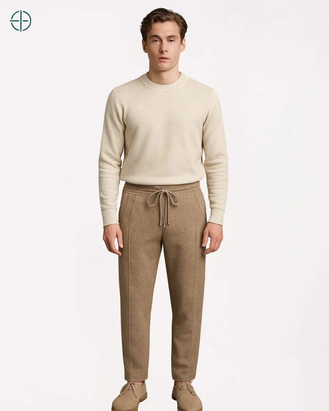 Vista traseira da calça de caxemira masculina na cor bege, mostrando o caimento.


