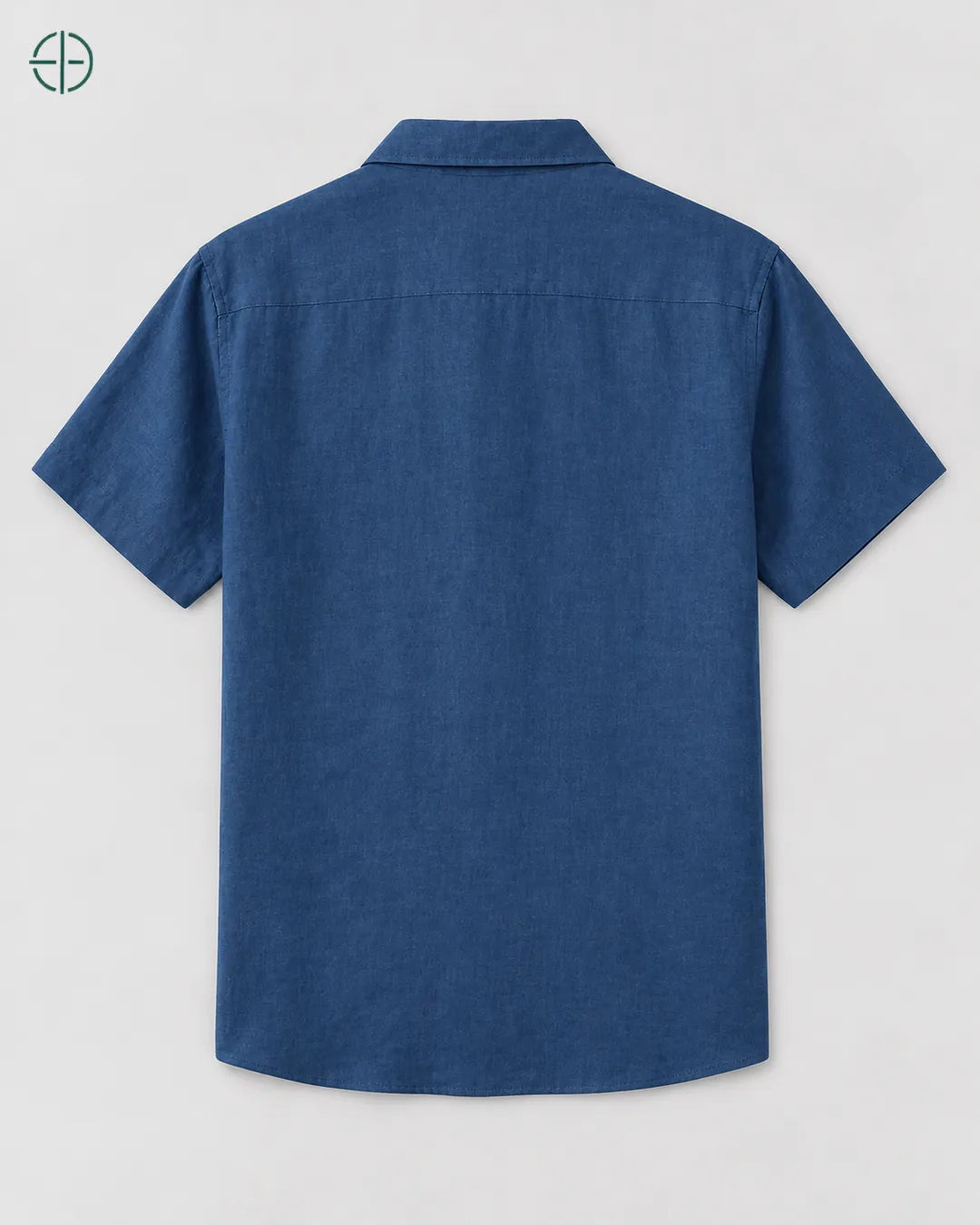 Camisa 100% Linho Belga Manga Curta, cor Azul Marinho, produto isolado de costas, em estúdio profissional com fundo cinza ostra.