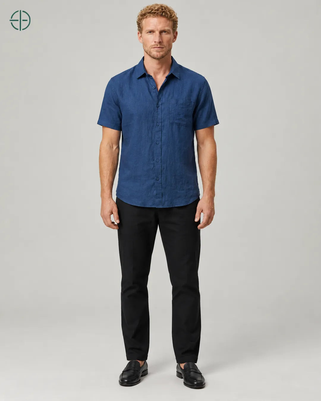 Camisa 100% Linho Belga Manga Curta, cor Azul Marinho, modelo de corpo inteiro de frente. Fotografia de produto Rest Money.
