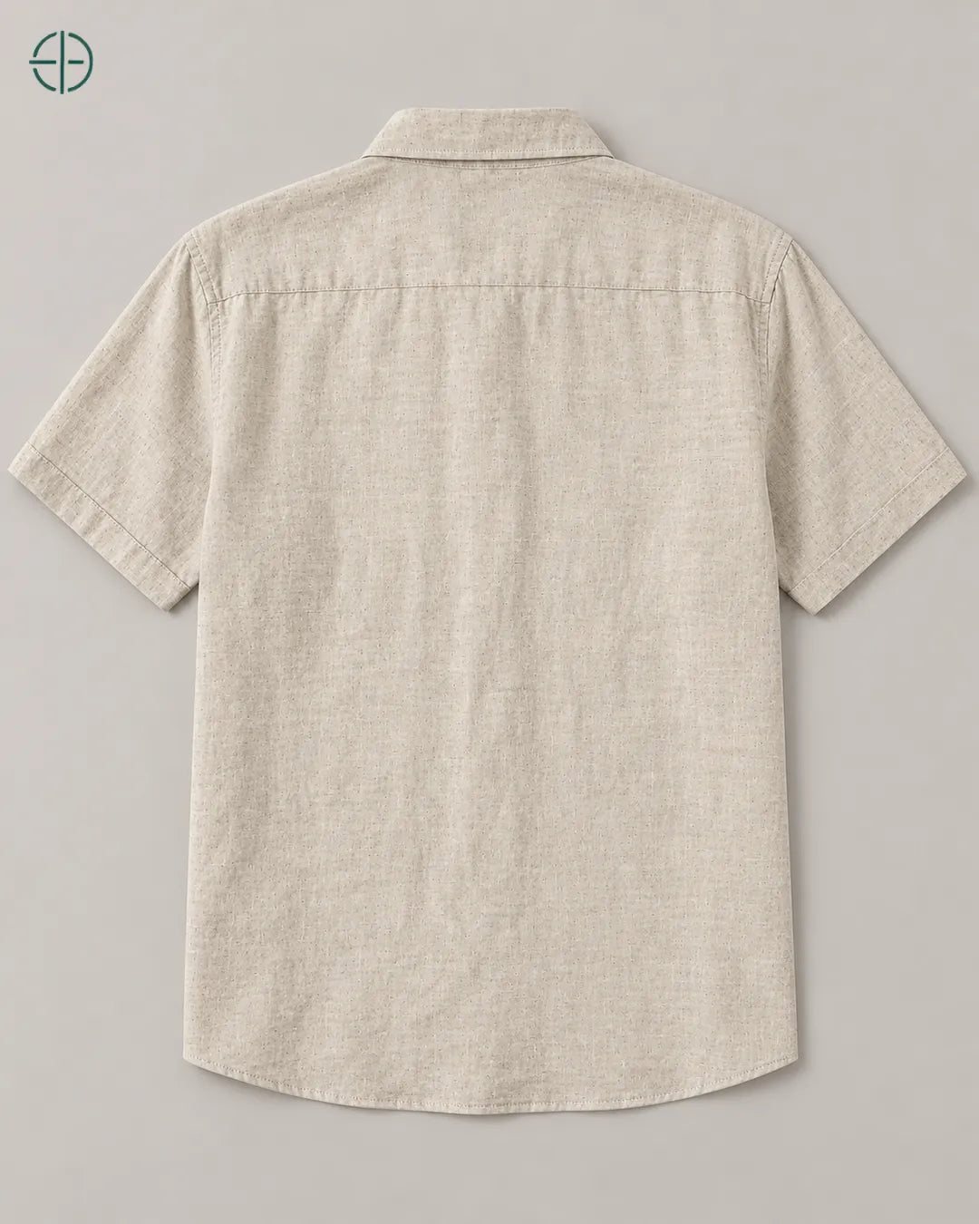 Camisa 100% Linho Belga Manga Curta, cor Bege, produto estendido no chão, câmera vertical, vista traseira. Fotografia de produto Rest Money.