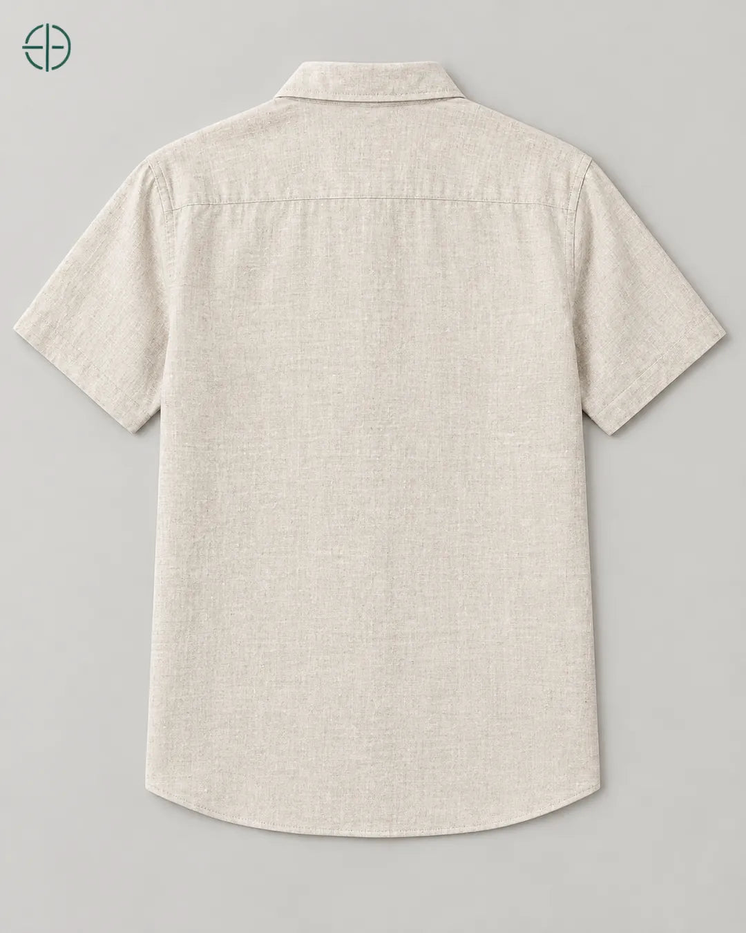 Camisa 100% Linho Belga Manga Curta, cor Bege, produto isolado de costas, em estúdio profissional com fundo cinza ostra.