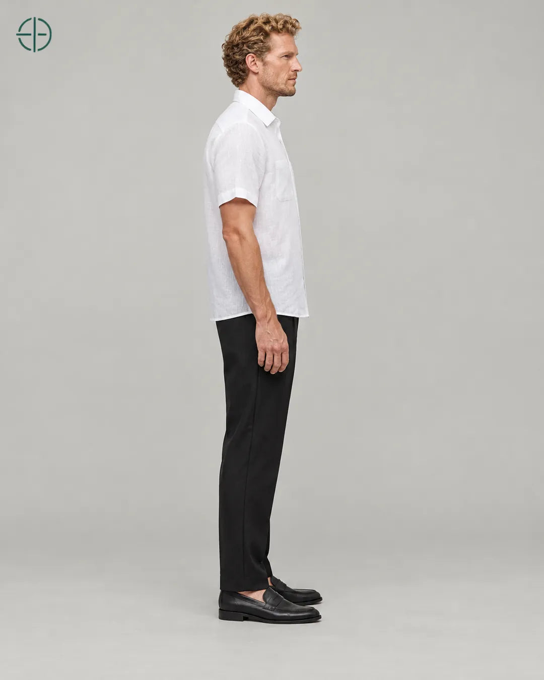 Camisa 100% Linho Belga Manga Curta, cor Branco, mesmo modelo e roupa de lado, em estúdio profissional com fundo cinza ostra.