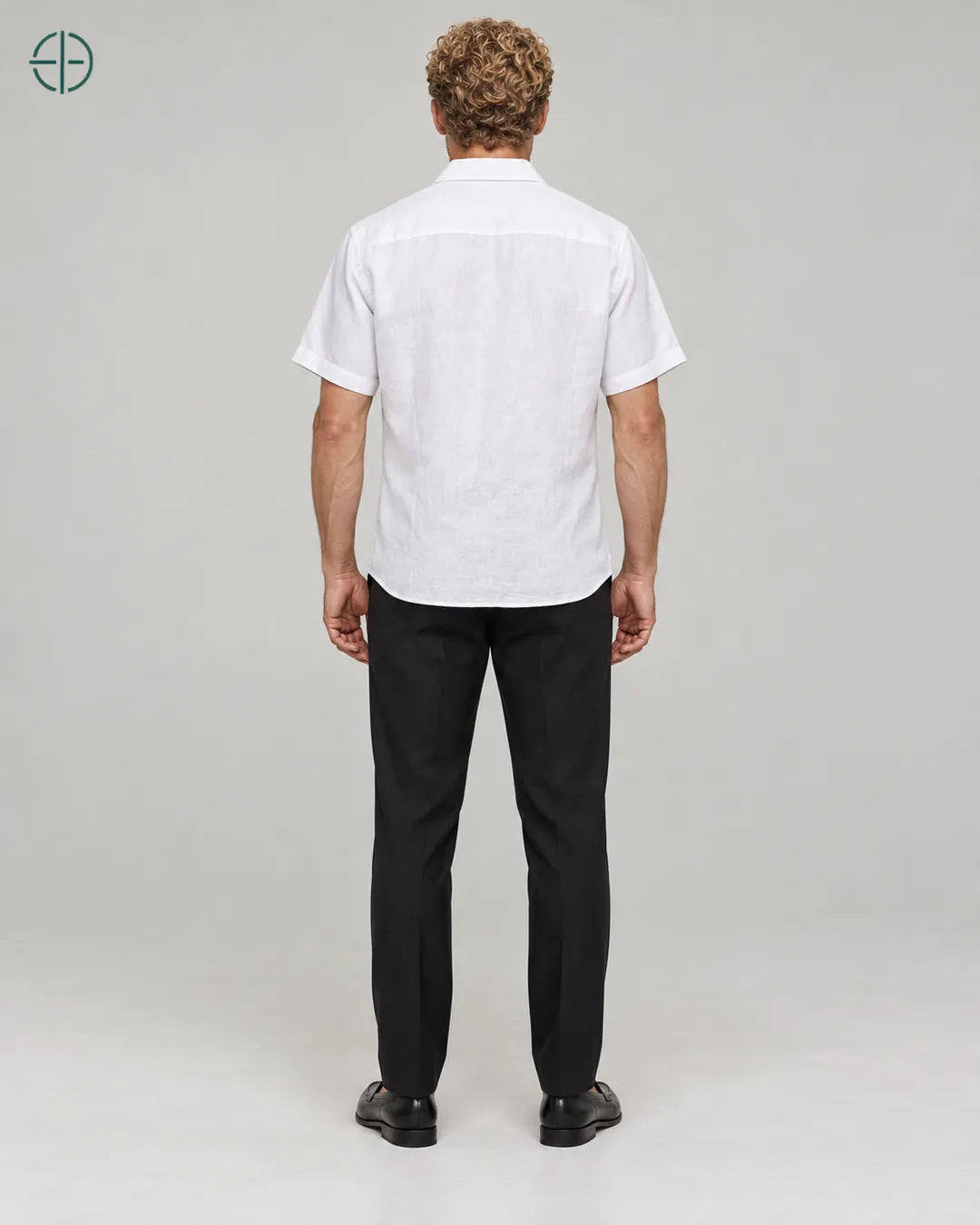 Camisa 100% Linho Belga Manga Curta, cor Branco, mesmo modelo e roupa de costas, em estúdio profissional com fundo cinza ostra.