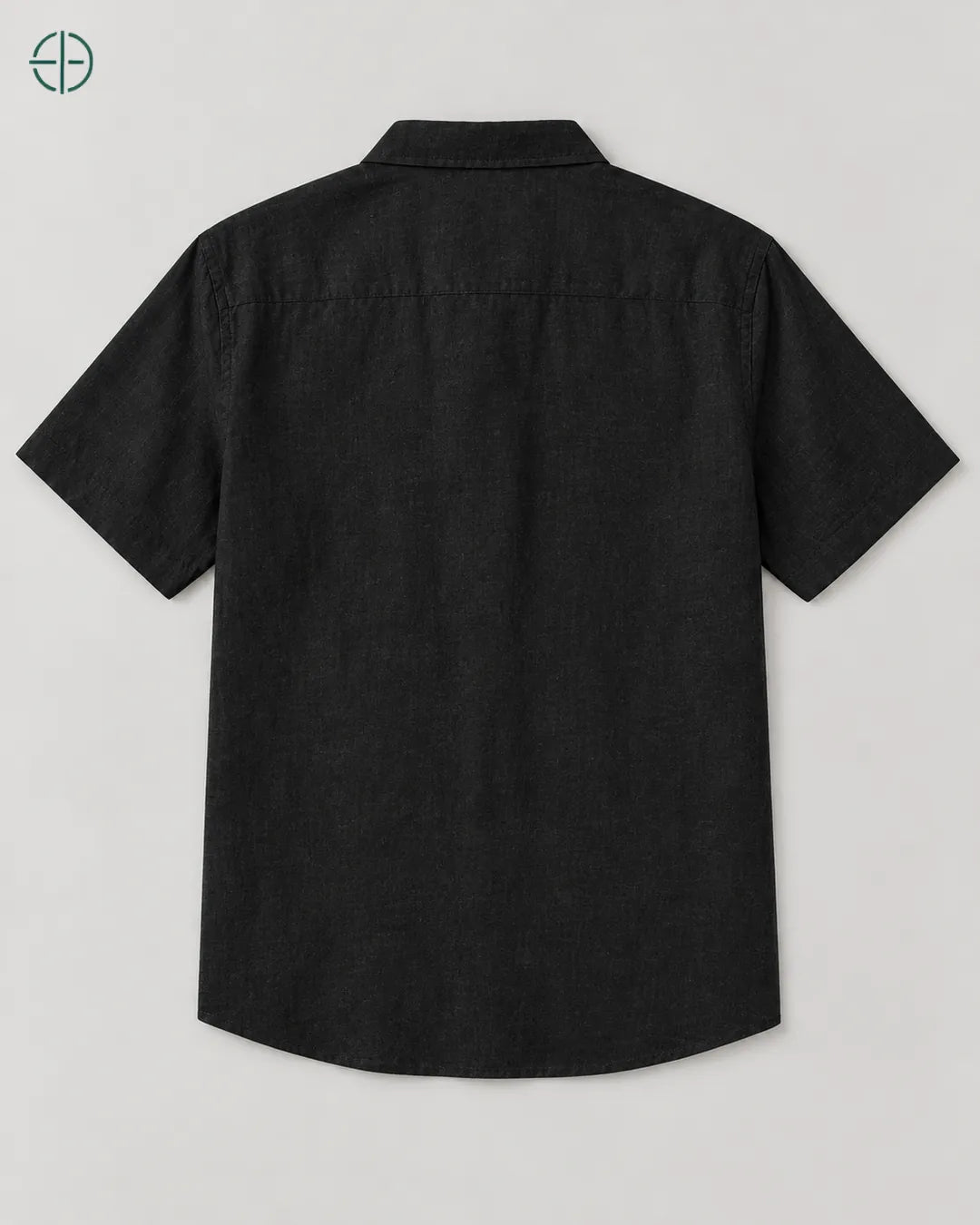 Camisa 100% Linho Belga Manga Curta, cor Preto, produto isolado de costas, em estúdio profissional com fundo cinza ostra.