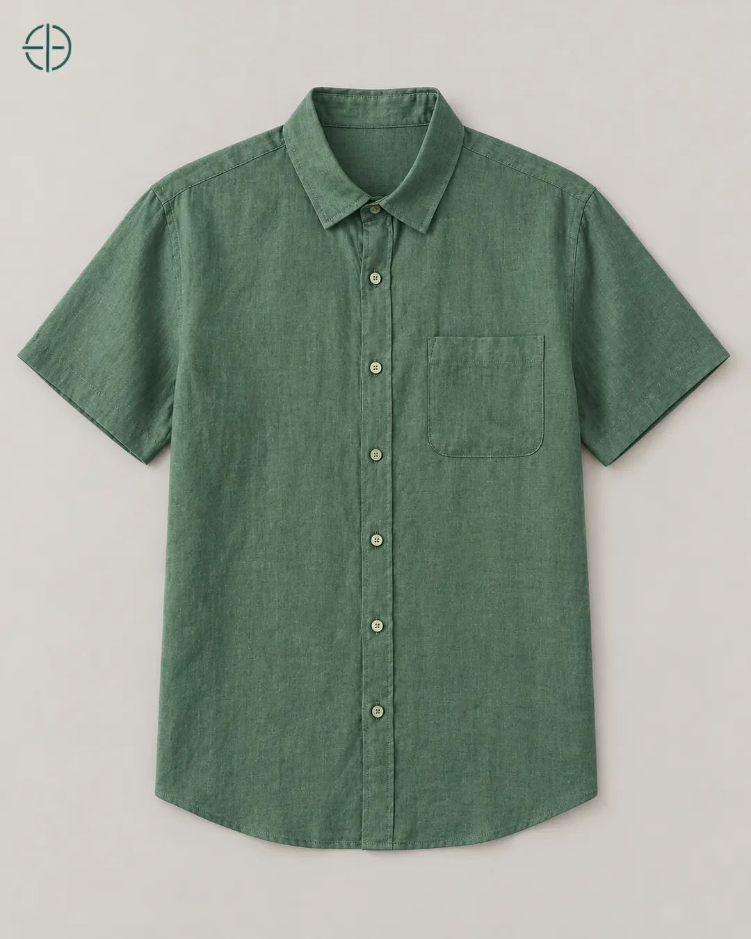 Camisa 100% Linho Belga Manga Curta, cor Verde, produto estendido no chão, câmera vertical, vista frontal. Fotografia de produto Rest Money.