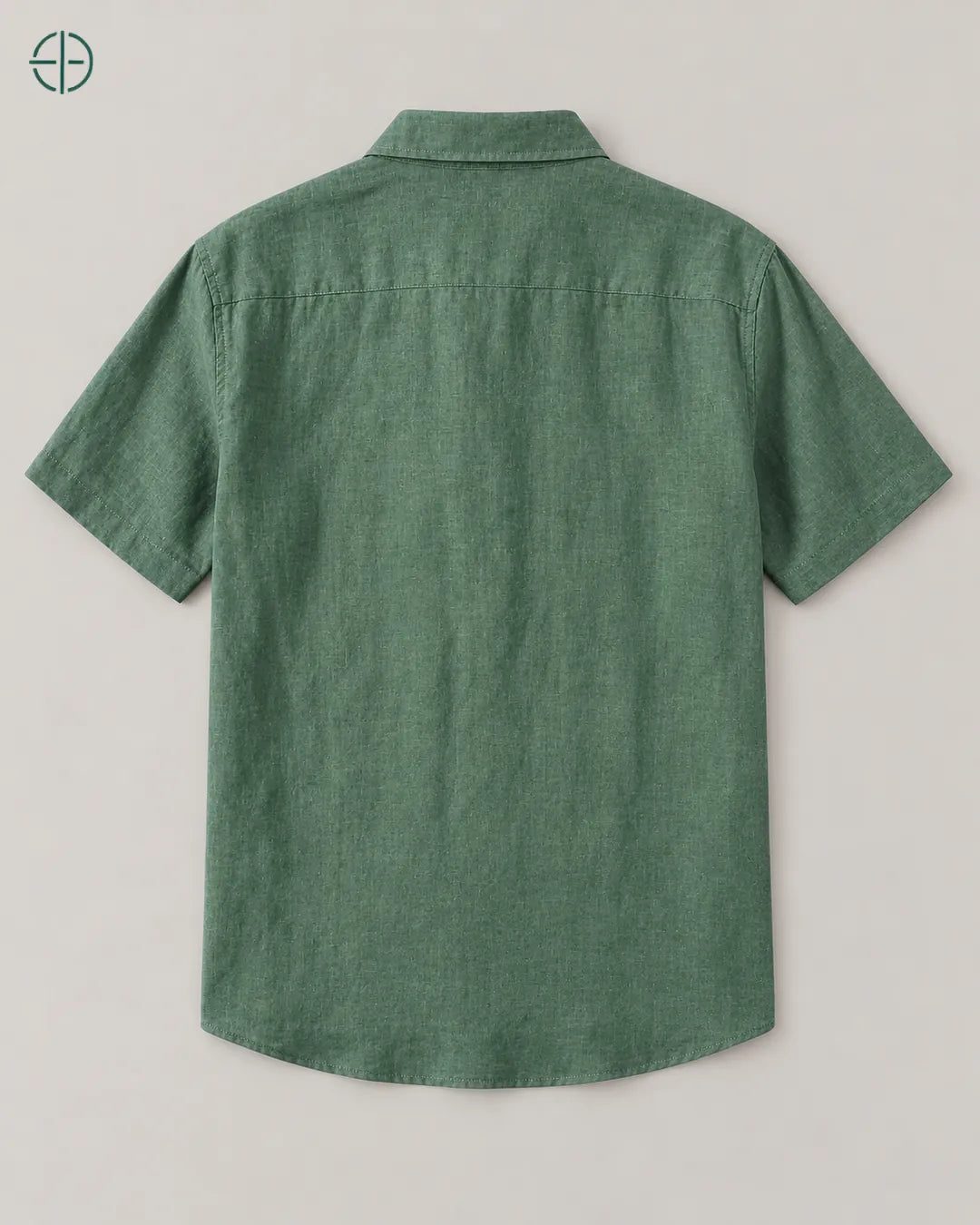 Camisa 100% Linho Belga Manga Curta, cor Verde, produto estendido no chão, câmera vertical, vista traseira. Fotografia de produto Rest Money.