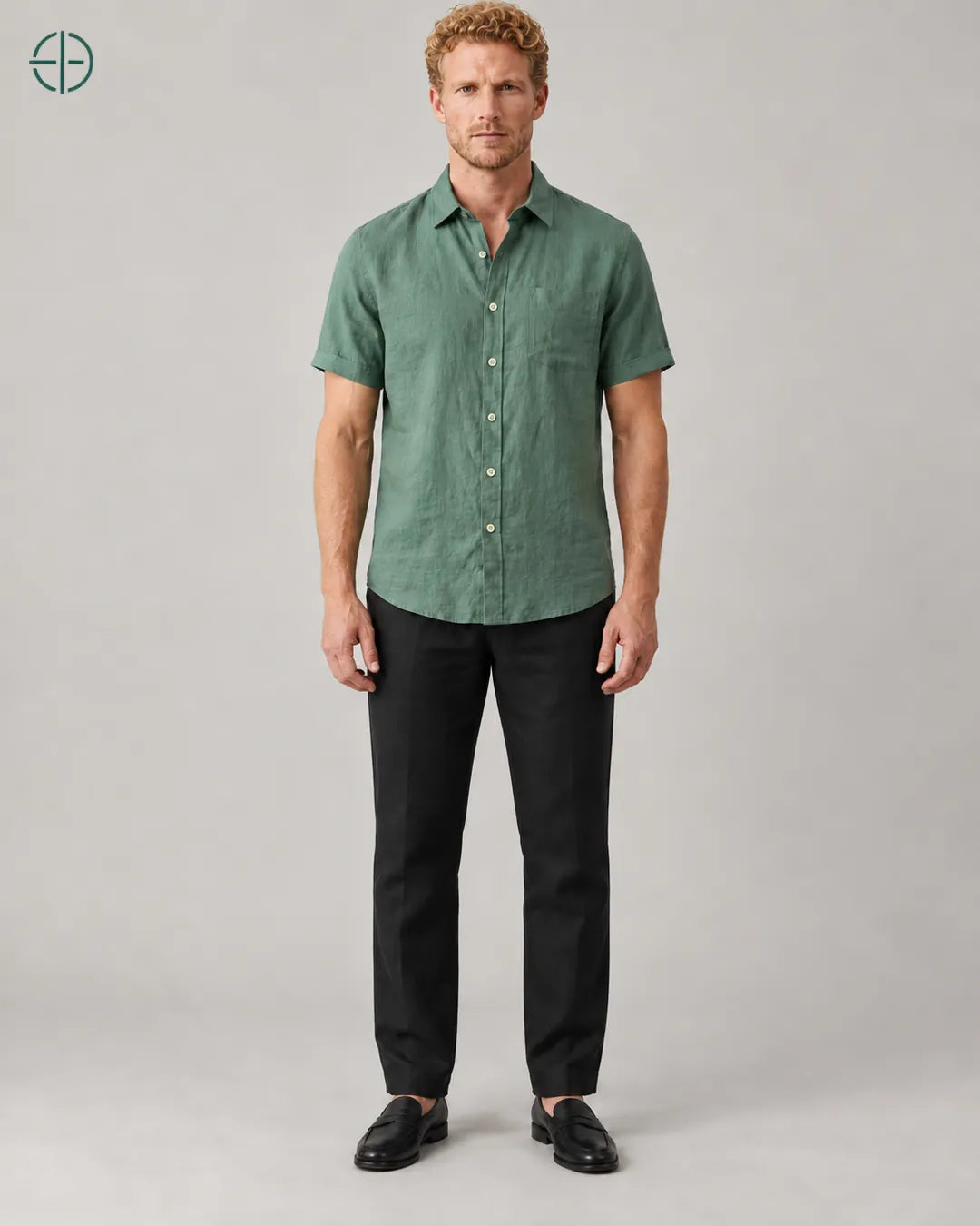 Camisa 100% Linho Belga Manga Curta, cor Verde, modelo de corpo inteiro de frente. Fotografia de produto Rest Money.