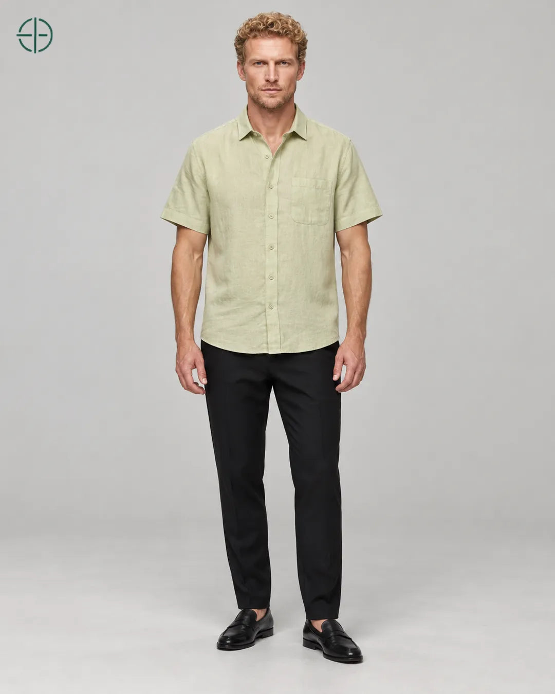 Camisa 100% Linho Belga Manga Curta, cor Verde Limão, modelo usando de frente, em estúdio profissional com fundo cinza ostra.