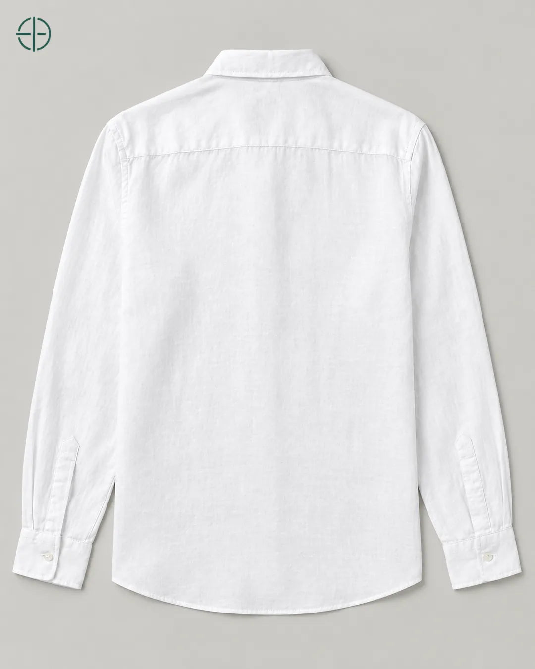 Camisa 100% Linho Belga Masculina, cor Branco, produto isolado de costas, em estúdio profissional com fundo cinza ostra.
