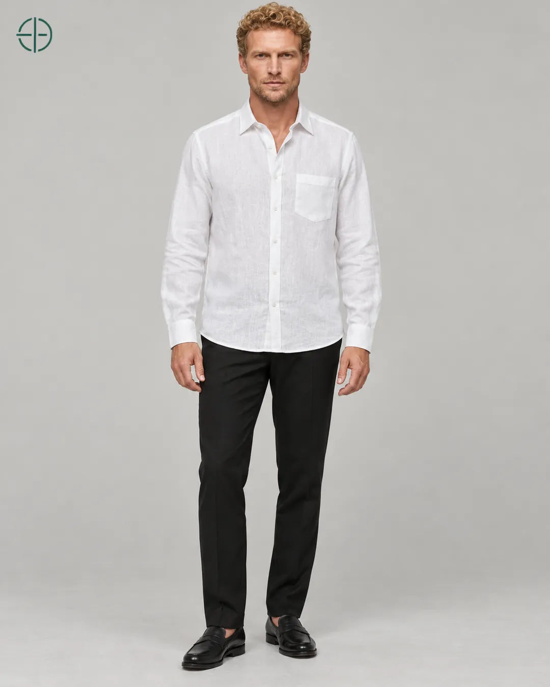 Camisa 100% Linho Belga Masculina, cor Branco, modelo usando de frente, em estúdio profissional com fundo cinza ostra.