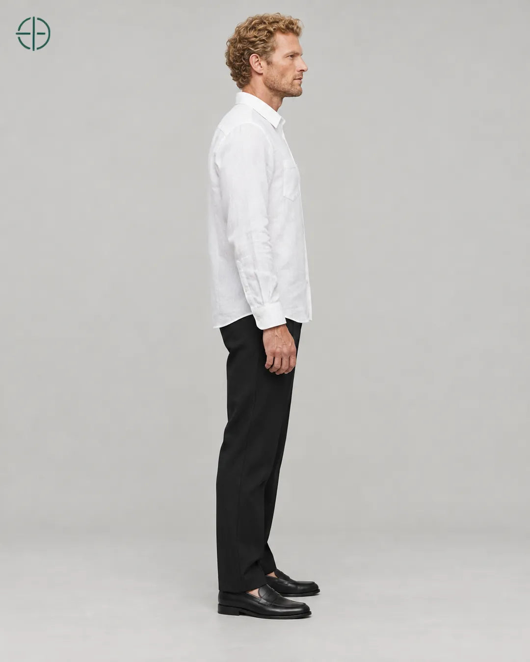 Camisa 100% Linho Belga Masculina, cor Branco, mesmo modelo e roupa de lado, em estúdio profissional com fundo cinza ostra.