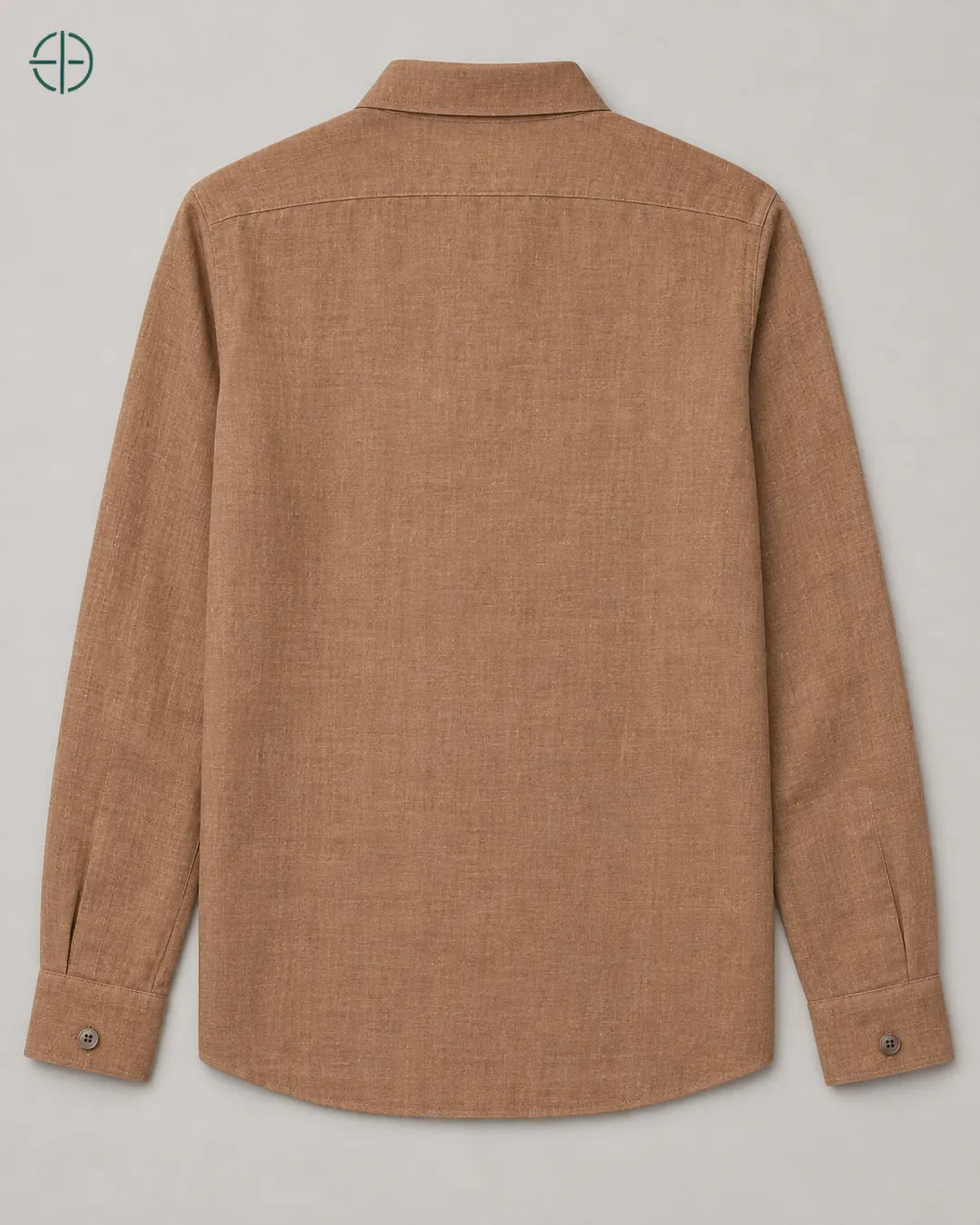 Camisa 100% Linho Belga Masculina, cor Bronze, produto isolado de costas, em estúdio profissional com fundo cinza ostra.