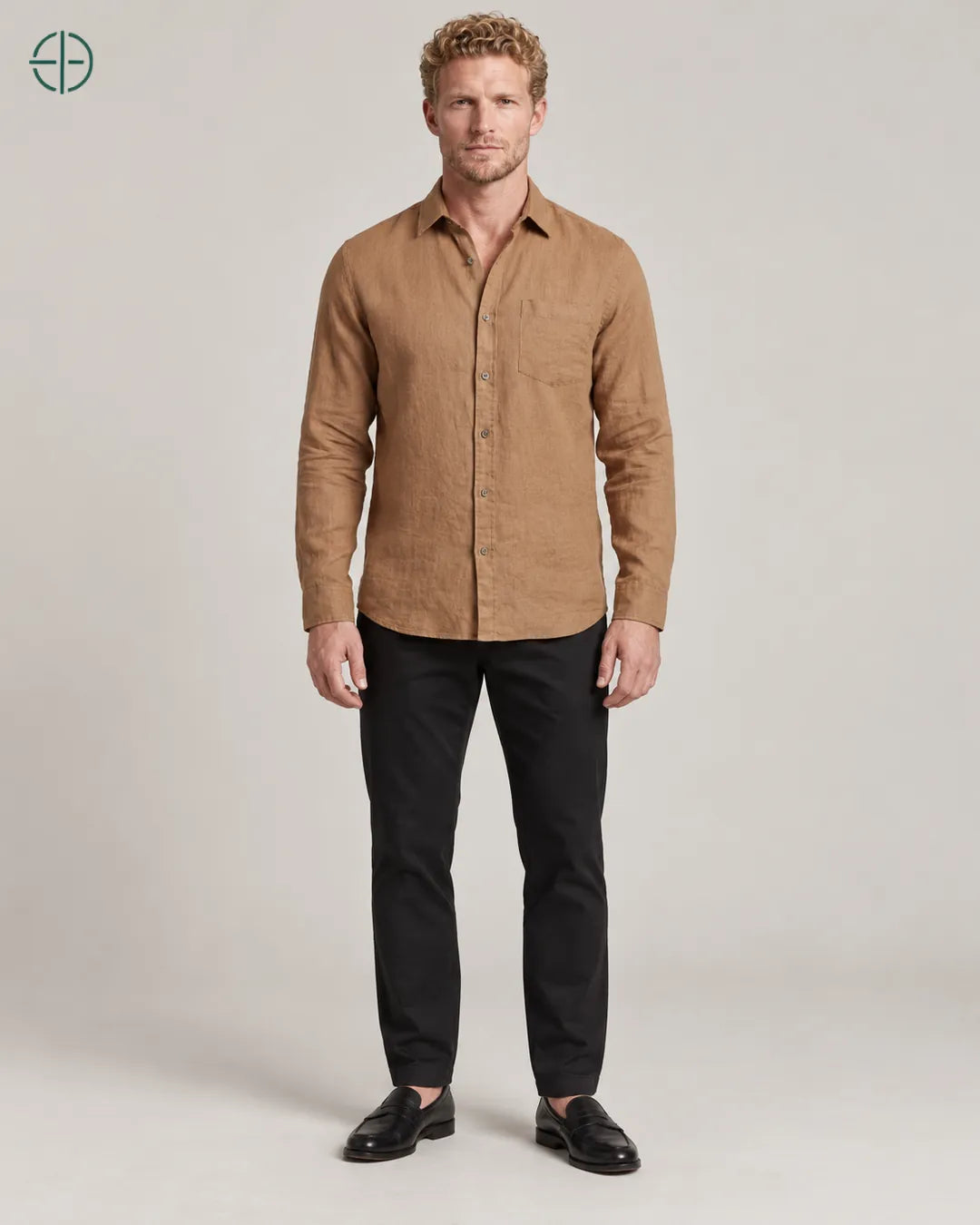 Camisa 100% Linho Belga Masculina, cor Bronze, modelo de corpo inteiro de frente. Fotografia de produto Rest Money.