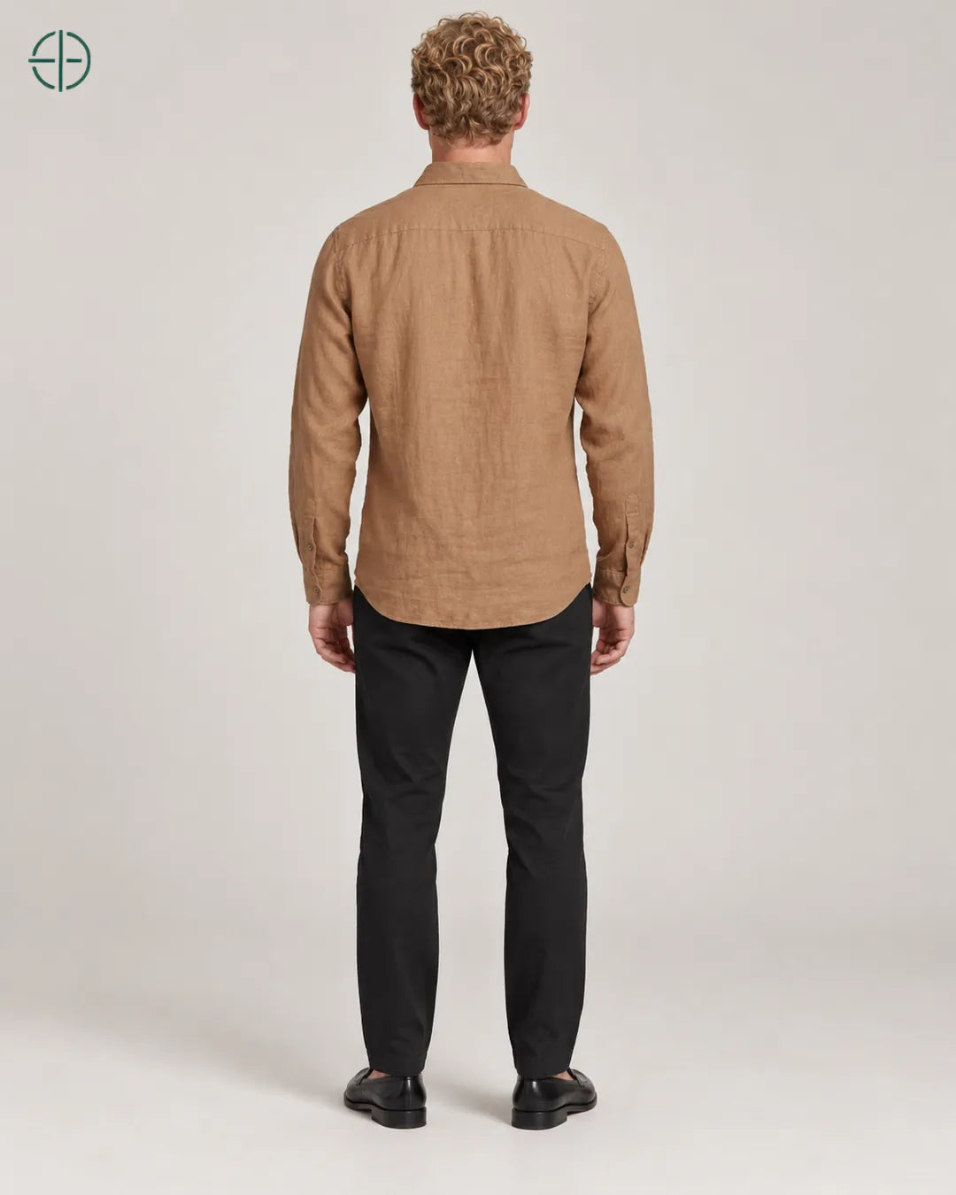 Camisa 100% Linho Belga Masculina, cor Bronze, mesmo modelo e roupa de costas. Fotografia de produto Rest Money.