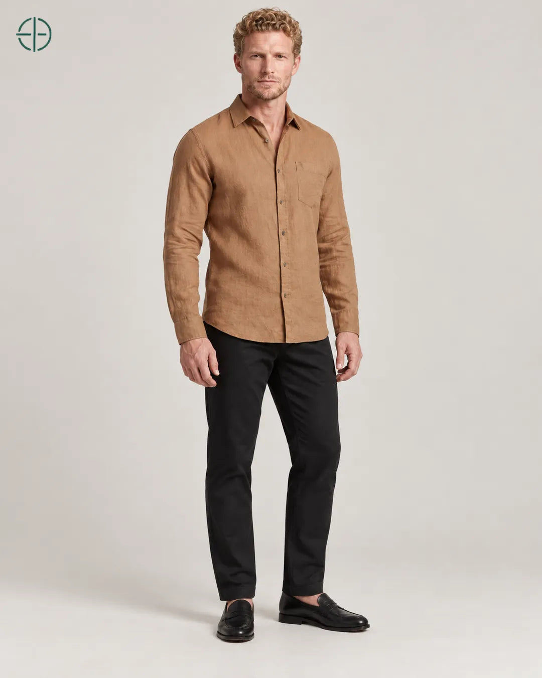 Camisa 100% Linho Belga Masculina, cor Bronze, mesmo modelo em três quartos mostrando o caimento. Fotografia de produto Rest Money.