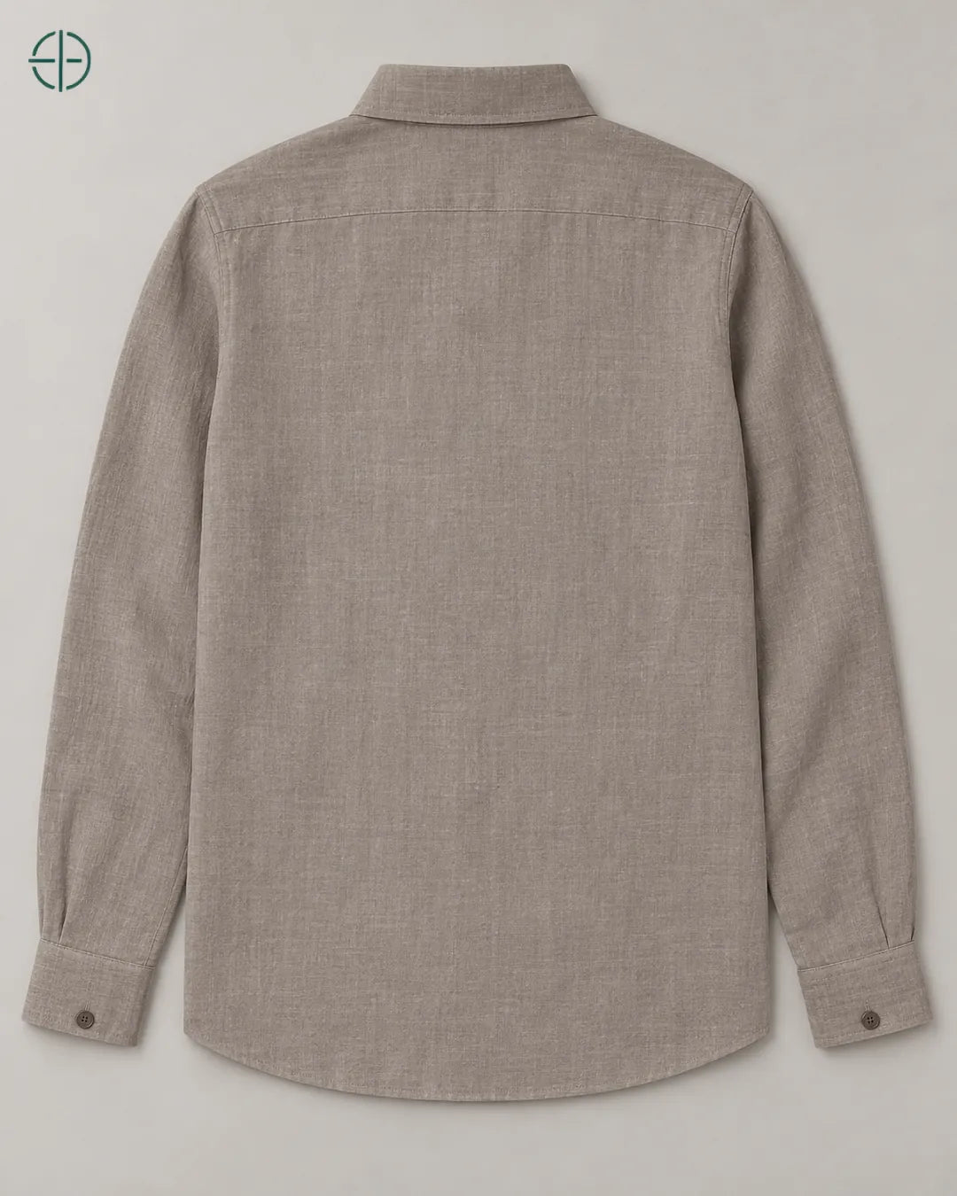 Camisa 100% Linho Belga Masculina, cor Camelo, produto isolado de costas, em estúdio profissional com fundo cinza ostra.