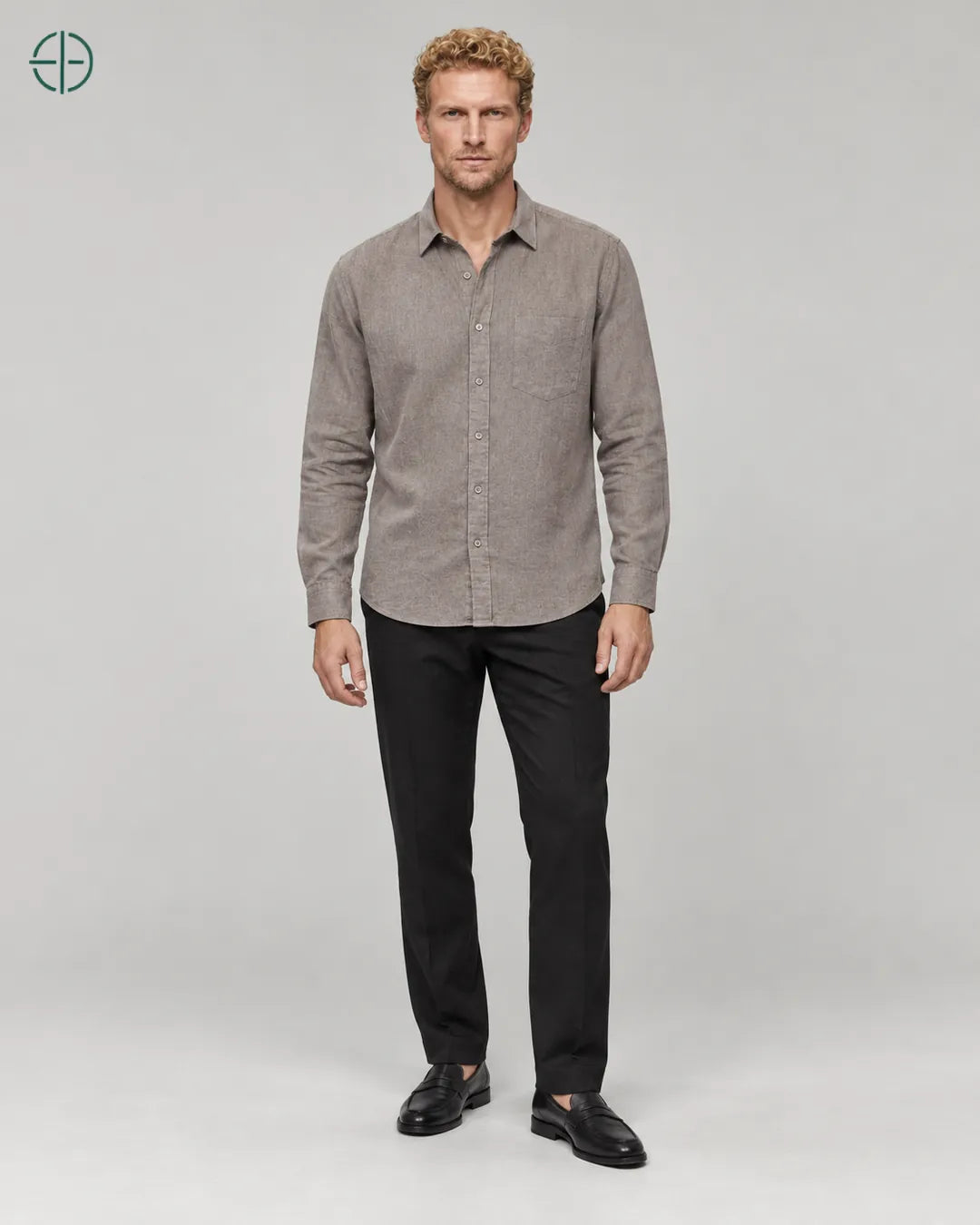 Camisa 100% Linho Belga Masculina, cor Camelo, modelo usando de frente, em estúdio profissional com fundo cinza ostra.